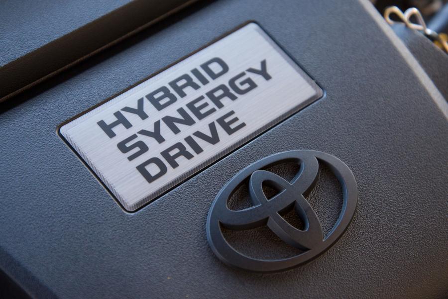  Toyota Camry Hybrid 2015 года  (US) (фото 24 из 28)